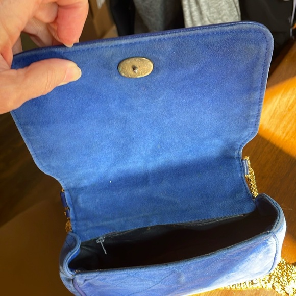 Stunning Blue Suede with Leather Trim Gold Chain is to die for - Picture 12 of 16